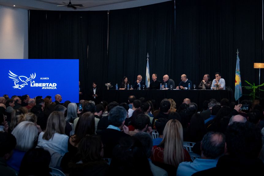 La Libertad Avanza aterrizó en una sección hostil y se reactivó el acto de Milei en Junín
