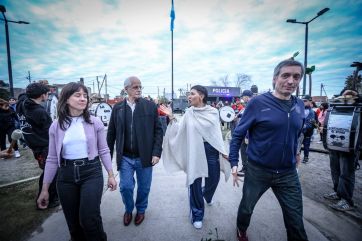 Kicillof encara el final de la campaña entre el fuego interno, ghosteo y coimas libertarias