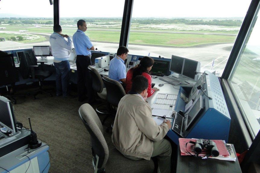 Hubo acuerdo con el Gobierno y los controladores aéreos levantaron el paro
