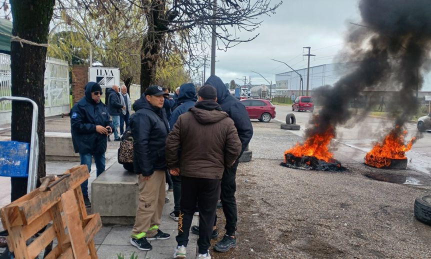 Acampe frente a una planta en Pilar por el anuncio de 300 despidos