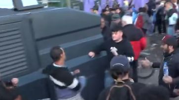 Incidentes en el acto de Milei: piñas, piedras y un herido