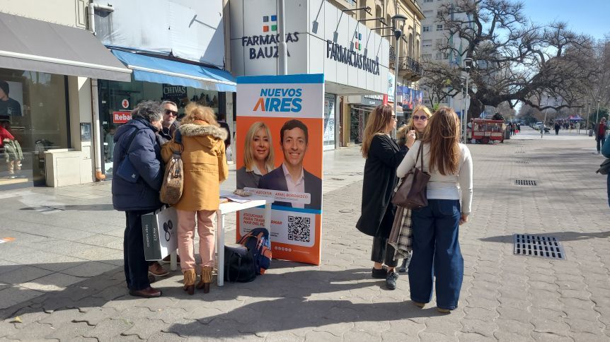 Último día hábil de campaña: las listas van por los indecisos