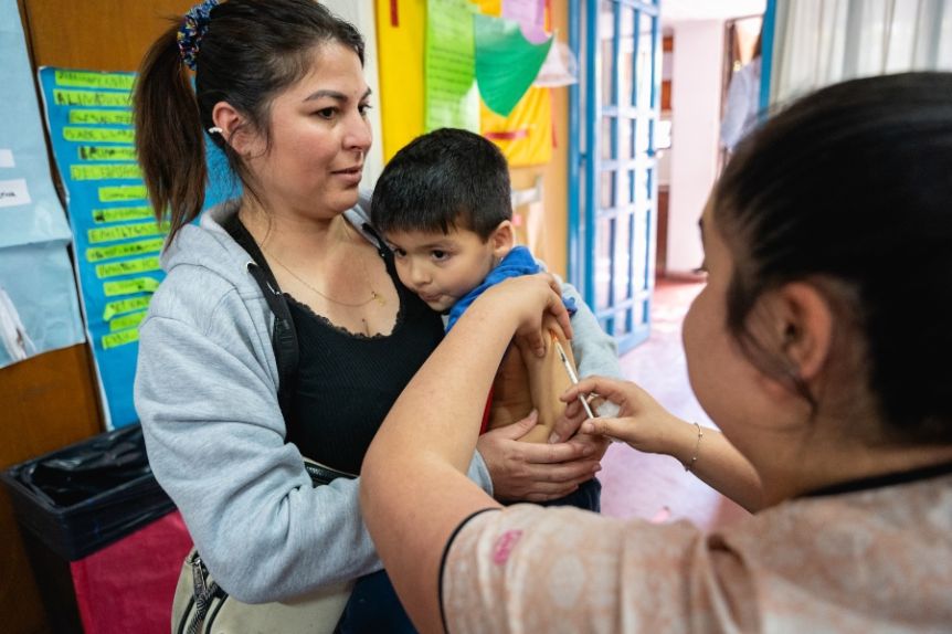 “Terraplanistas anti ciencia”: Kreplak apuntó contra los antivacunas