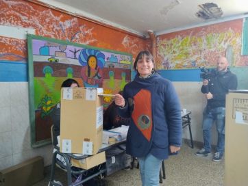 Los candidatos y dirigentes políticos pasan por las urnas