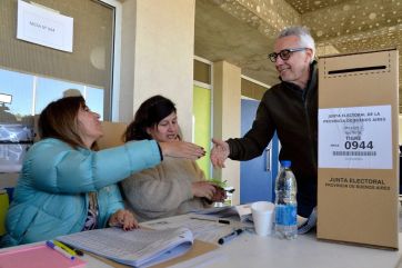 Los candidatos y dirigentes políticos pasan por las urnas