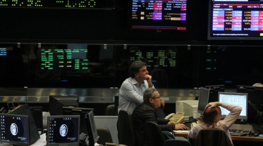 Día D: se dispara el riesgo país, caen acciones y dólar cotiza a $1460