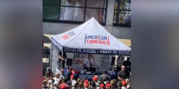 Asesinaron a un intelectual aliado de Trump durante un acto frente a una multitud