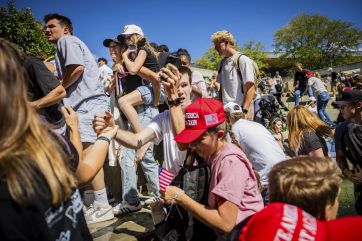 Asesinaron a un intelectual aliado de Trump durante un acto frente a una multitud