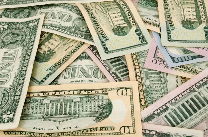 El Central vende, pero no logra contener la disparada del dólar hacia los $1500