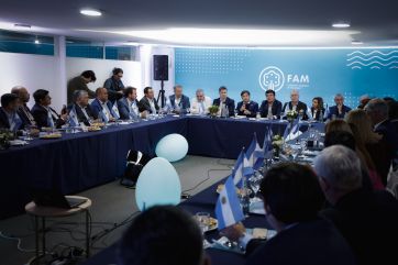 Mientras patean el endeudamiento, Kicillof se reunió con intendentes en la FAM