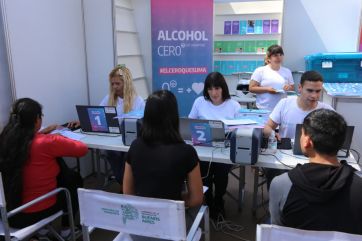 Transporte con derechos: Marinucci llevó los Pases Libres a la Feria del Libro de Brown