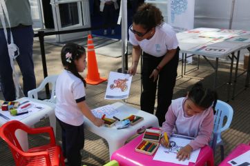 Transporte con derechos: Marinucci llevó los Pases Libres a la Feria del Libro de Brown