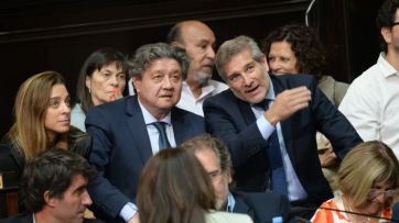 Comprar sin plata, demandas y un espejo para llevar algo de calma a Kicillof