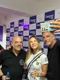 Sigue la campaña libertaria: Curestis se mostró con Karen Reinchardt junto a 250 fiscales
