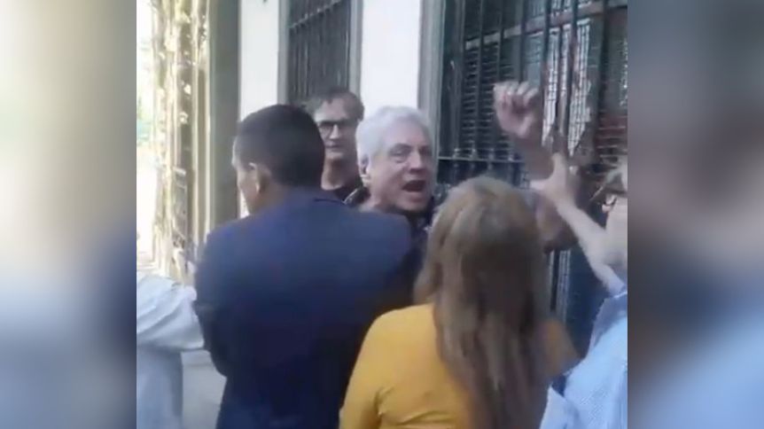 Otra recorrida libertaria con incidentes: un partidario de Santilli golpeó a una mujer