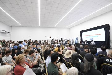 Sin Taiana, Kicillof recorrió la Segunda con el foco puesto en la educación y la industria