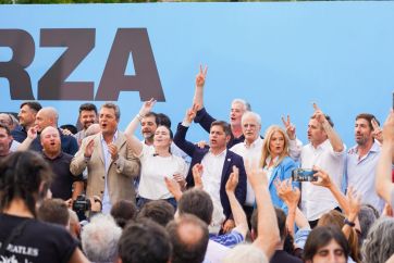 Junto a los sectores perjudicados por Milei, Kicillof cerró la campaña con Massa y Taiana