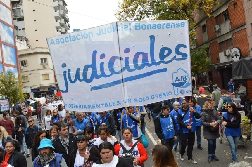 Teléfono, Axel: la AJB pide elevar al 5% el presupuesto del Poder Judicial bonaerense