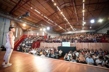 Antes de asumir en Diputados, Mayra presentó su plan bianual de gestión con un palo a Kicillof
