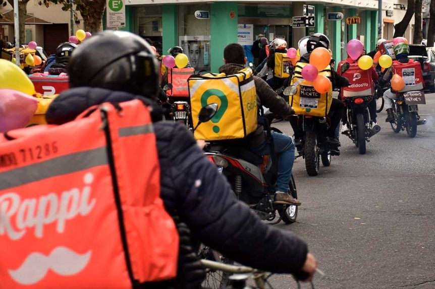 Repartidores en la lona: 461 pedidos al mes para sostener un hogar tipo