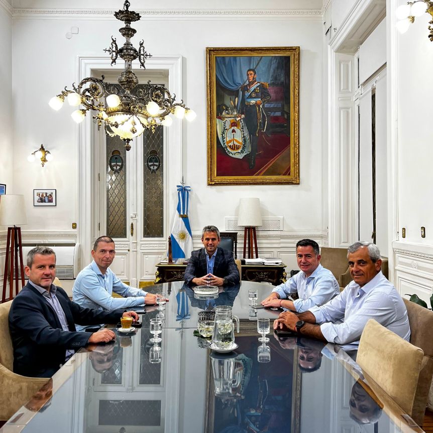 Tres radicales se suman a La Libertad Avanza y el oficialismo se acerca a la primera minoría