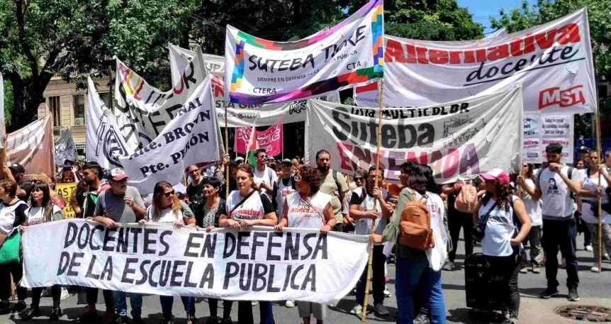 Docentes marchan a la Legislatura para rechazar el “presupuesto de ajuste” y exigir aumento salarial