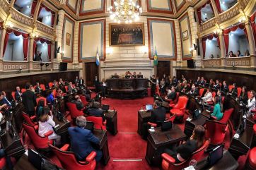 Los senadores que terminan su mandato dijeron adiós y recibieron medallas