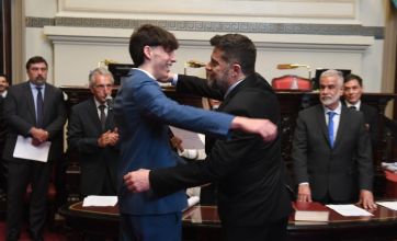 Ruido en el peronismo: sin elegir a las autoridades, juraron los nuevos senadores