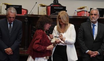 Los senadores que terminan su mandato dijeron adiós y recibieron medallas