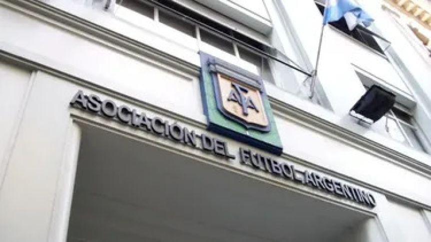 Sigue la disputa entre Milei y “Chiqui” Tapia: allanaron 15 clubes bonaerenses