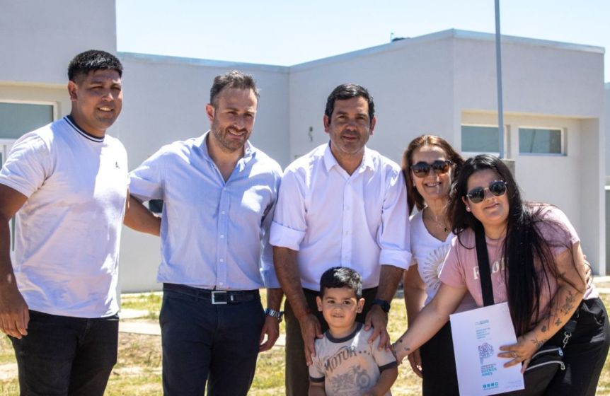 García entregó 48 viviendas en Dolores