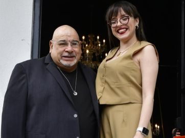 La historia de amor de Roly Serrano y Candelaria, su novia 44 años menor