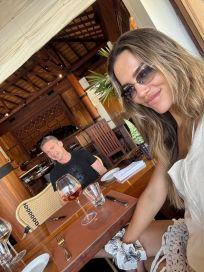 Rocío Robles y Adrián Suar, romance en modo relax total en Carmelo