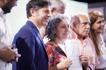 Tras su paso por la costa, Kicillof volvió al Conurbano, entregó escrituras y cruzó a Milei por la recesión