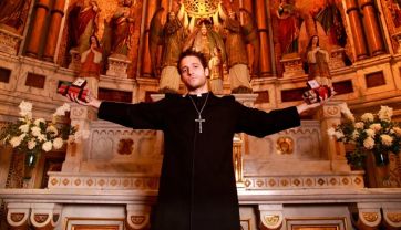 Wos sorprende como sacerdote en Magnetizado, la nueva película de Luis Ortega