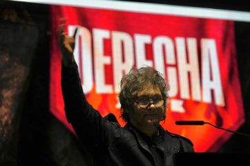 Milei, entre escenas de menemismo explícito y estética neoperonista