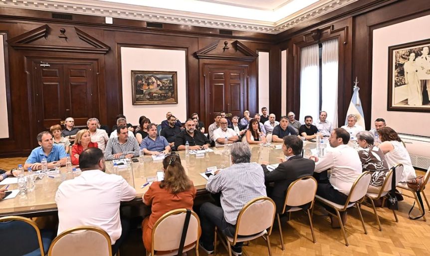 Kicillof entre revueltas internas, el peronismo sin manija y una gira pospuesta