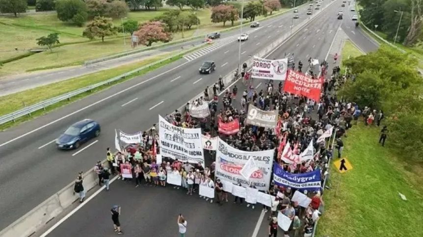 Trabajadores de Fate cortan la Panamericana en protesta contra la Reforma Laboral