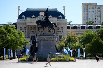 Previa de la Asamblea Legislativa: color en las calles y una remera llamativa de un exintendente