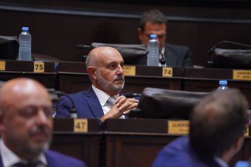 Kicillof no logró ordenar la interna, La Cámpora lo cruzó y el FR lo atendió