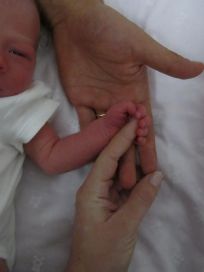 Oriana Sabatini y Paulo Dybala compartieron la primera foto de su hija