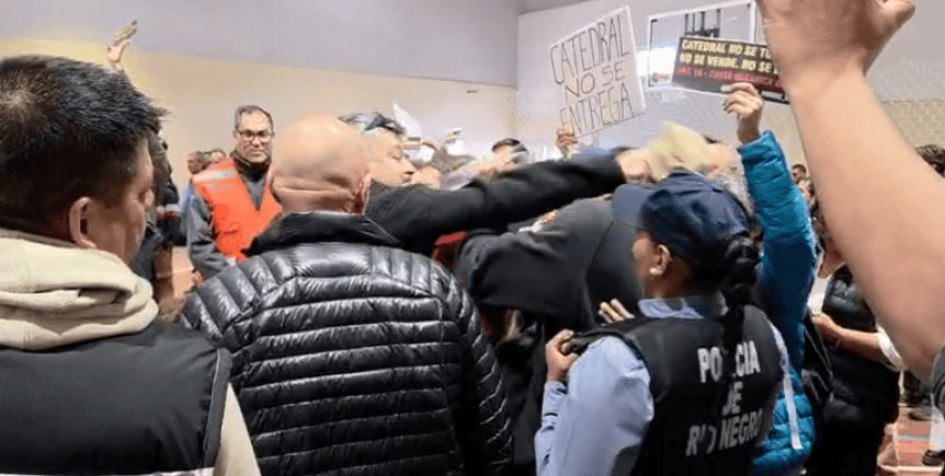 Escándalo en Bariloche: el chofer del intendente desmayó a una vecina de una piña