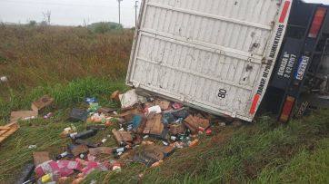 No era canilla libre: investigan a policías cargando bebidas tras el vuelco de un camión