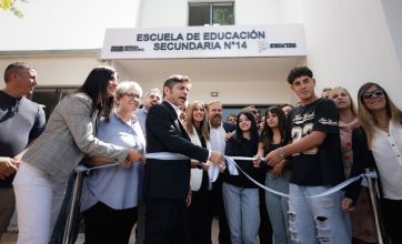 El día agitado de Kicillof, entre las escuelas y la Iglesia