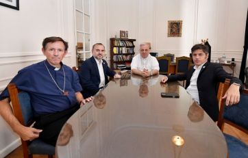 El día agitado de Kicillof, entre las escuelas y la Iglesia