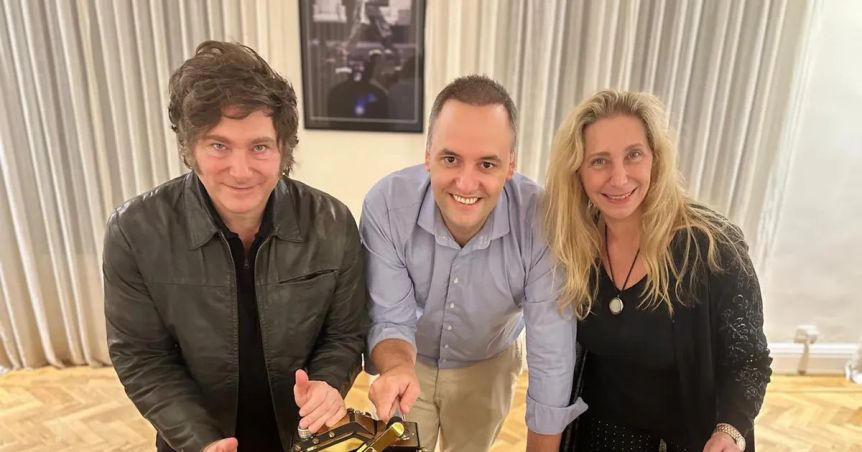 Aumenta la escalada contra Adorni y vuelve a ponerse en análisis su continuidad