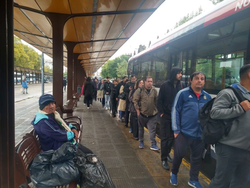 Sin soluciones a la vista, los usuarios sufren el segundo día de paro del transporte