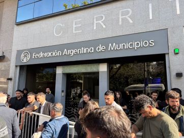 Marcha de intendentes con puertas cerradas: no aceptaron documentos para Pettovello