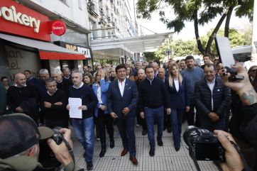 Marcha de intendentes con puertas cerradas: no aceptaron documentos para Pettovello