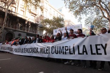 Bailes, pancartas irónicas y un “velorio” tiñeron de color la protesta